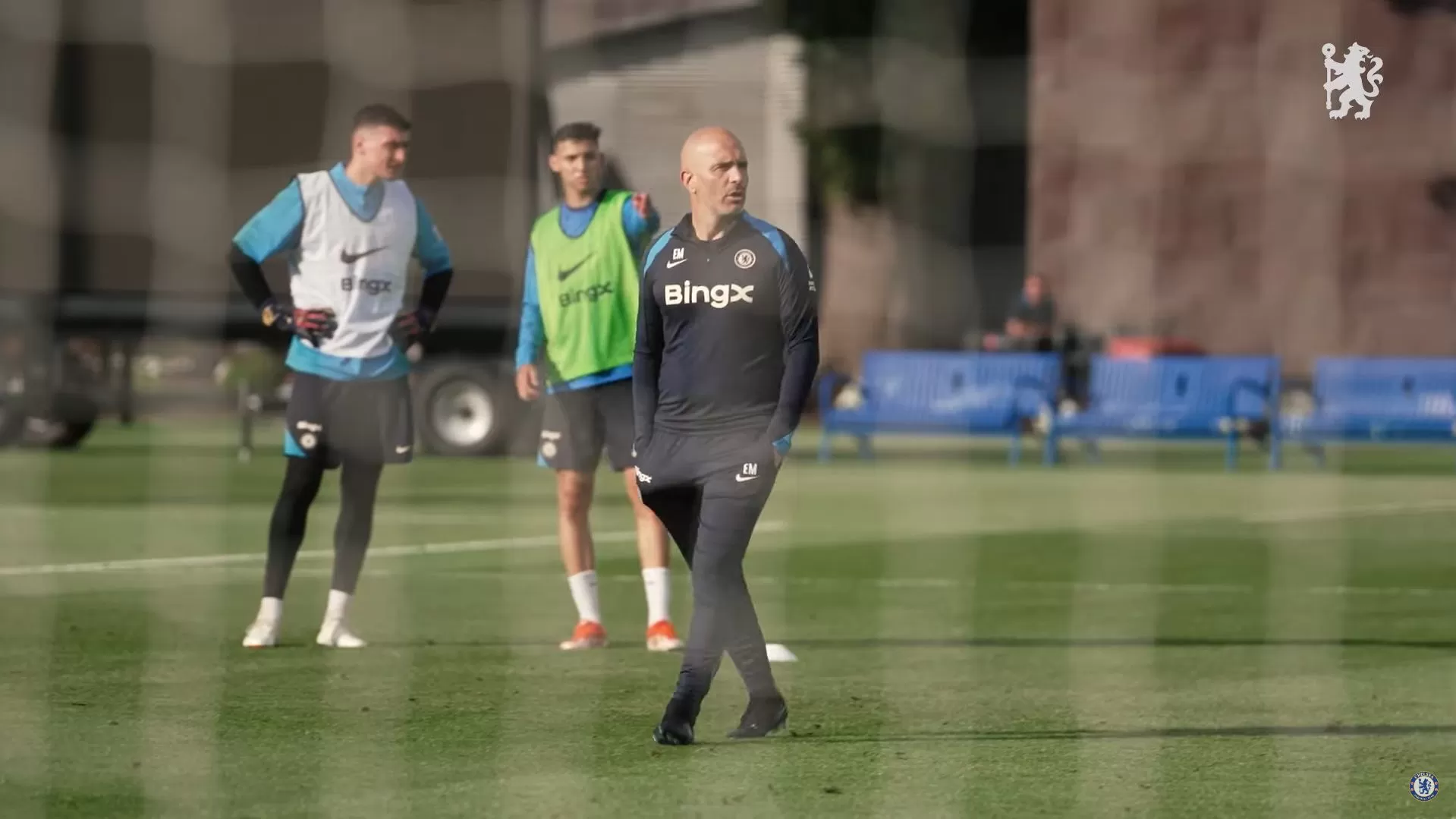 BALIK: Enzo Maresca memimpin latihan Chelsea. Musim ini, dia akan dibantu Willy Caballero.  