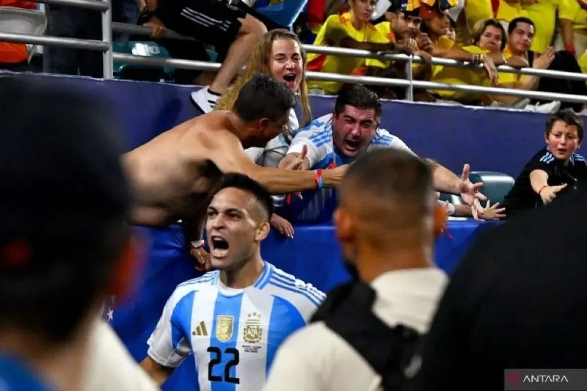 Reaksi penggemar Argentina setelah penyerang Argentina #22 Lautaro Martinez mencetak gol pertama timnya pada pertandingan final turnamen Conmebol 2024 Copa America antara Argentina dan Kolombia.