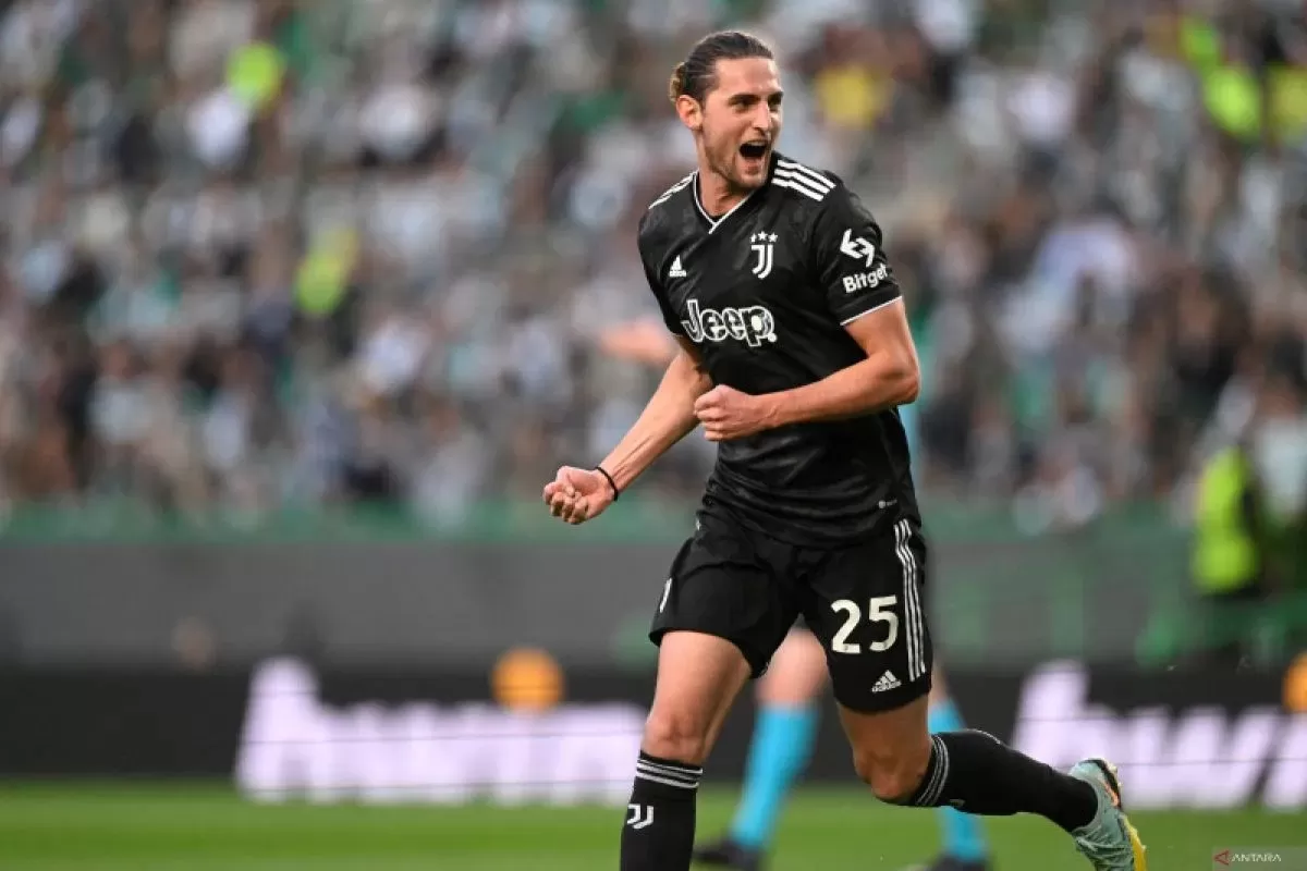 Gelandang Juventus Adrien Rabiot usai menyarangkang gol pada leg kedua perempat final Europa League melawan Sporting CP di Stadion Jose Alvalade di Lisbon, 20 April 2023. (AFP/PATRICIA DE MELO MOREIRA